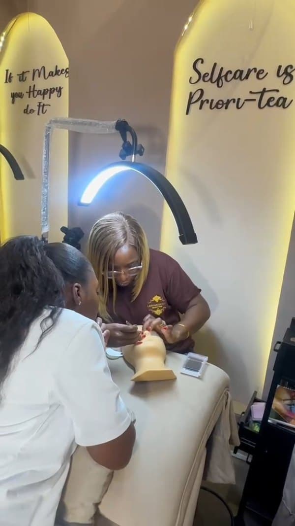 A short look at a technique demonstration on a training mannequin.